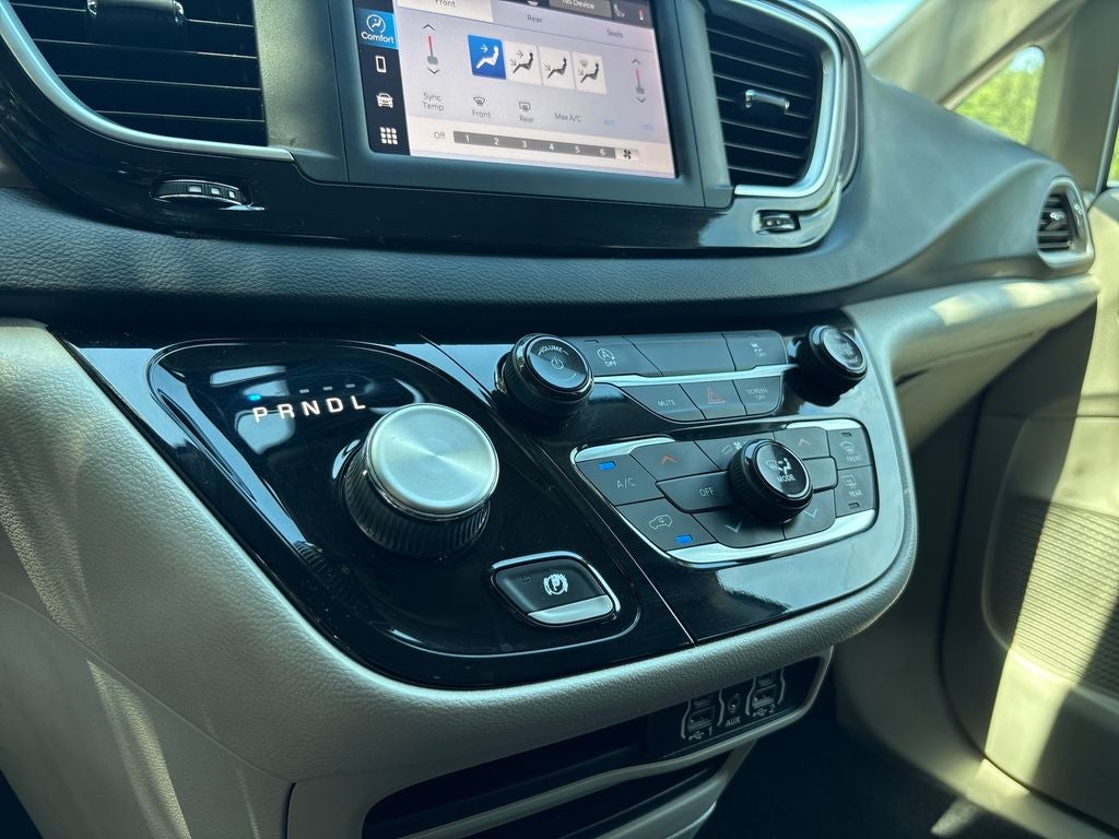 2022 Chrysler Voyager LX