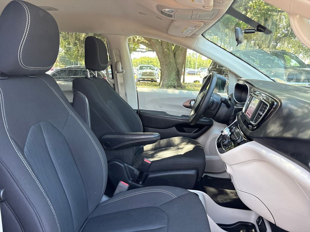 2022 Chrysler Voyager LX