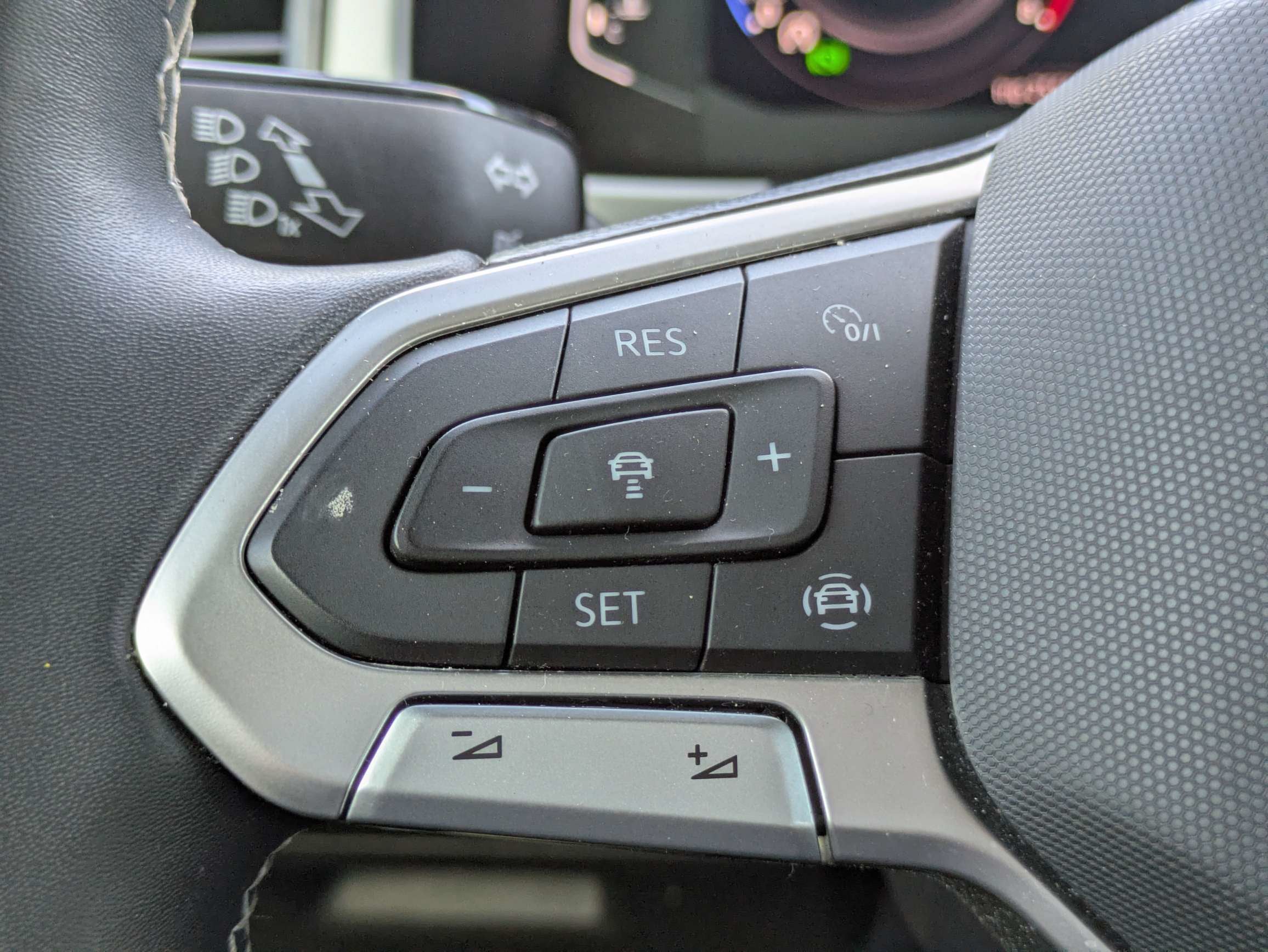 2023 Volkswagen Atlas Cross Sport 2.0T SE w/Technology