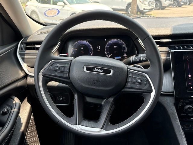 2023 Jeep Grand Cherokee Laredo 4x2