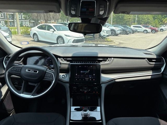 2023 Jeep Grand Cherokee Laredo 4x2