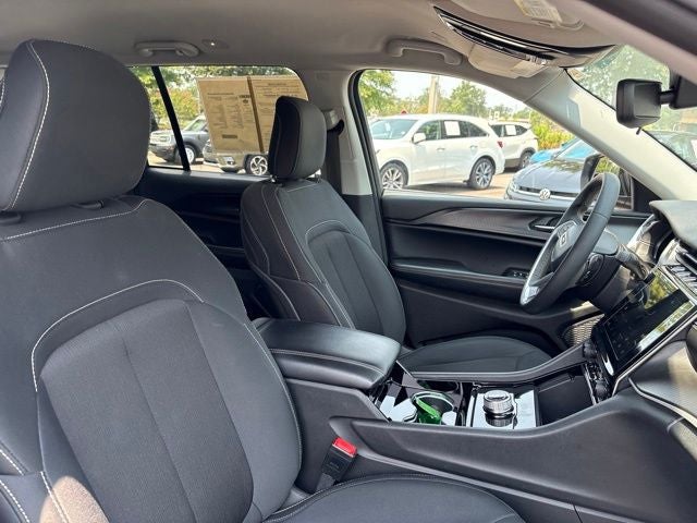 2023 Jeep Grand Cherokee Laredo 4x2