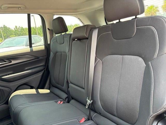 2023 Jeep Grand Cherokee Laredo 4x2